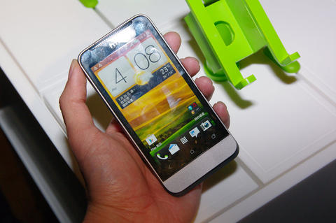 「轉貼」強調四大功能的 hTC One X 與 One V ，四月初正式在台販售 - 電腦王阿達