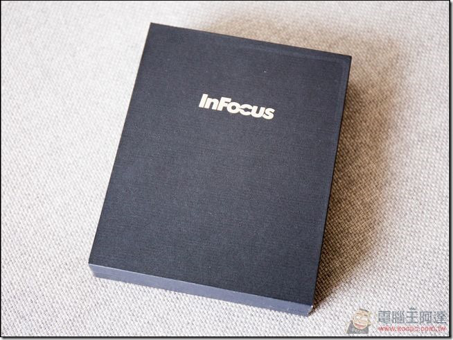 InFocus-M812-02