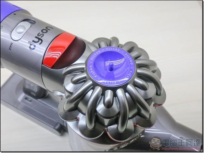 Dyson-V8-Fluffy-11