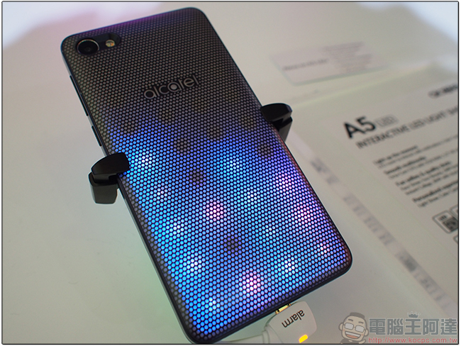 [ MWC 2017 ] Alcatel A5 LED絕對是所有新手機中最獨特的一款！背蓋搭載數百個LED燈 - 電腦王阿達