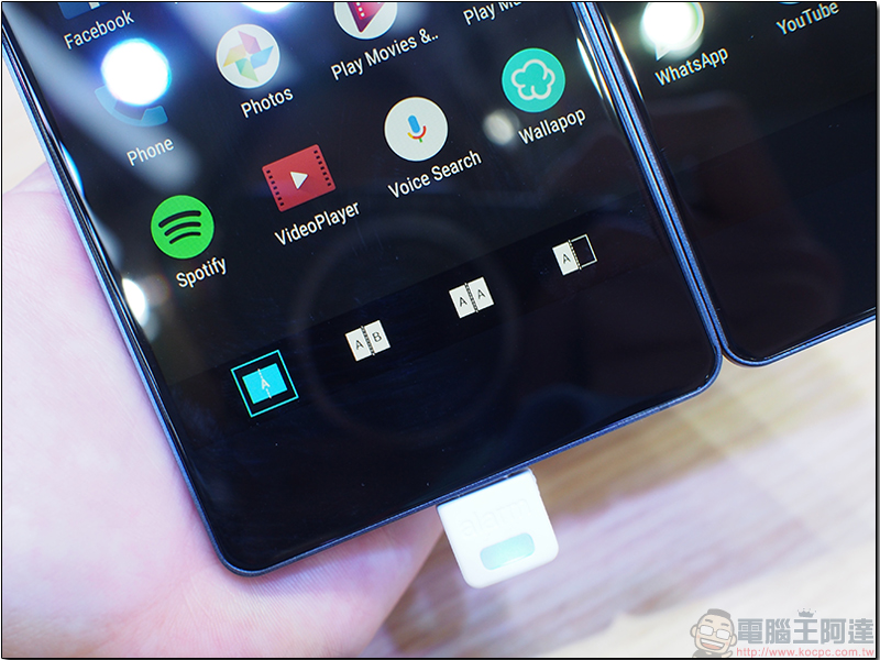 [ MWC2018 ] ZTE Axon M 動眼看，折合式雙螢幕讓手機應用性再延伸 - 電腦王阿達