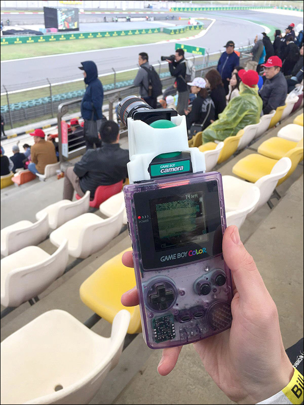 車迷以 GameBoy 相機 搭配手機用望遠鏡頭拍攝 F1 賽事 - 電腦王阿達