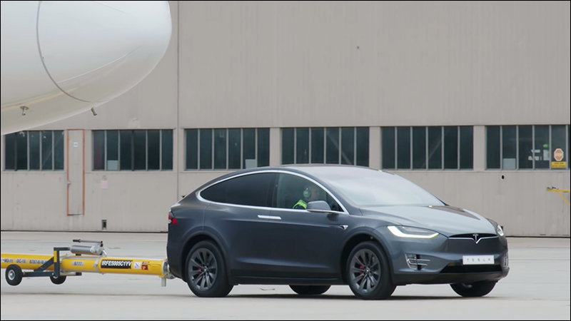 Tesla Model X 輕鬆拖動重達 130 噸的波音 787 夢幻客機 - 電腦王阿達