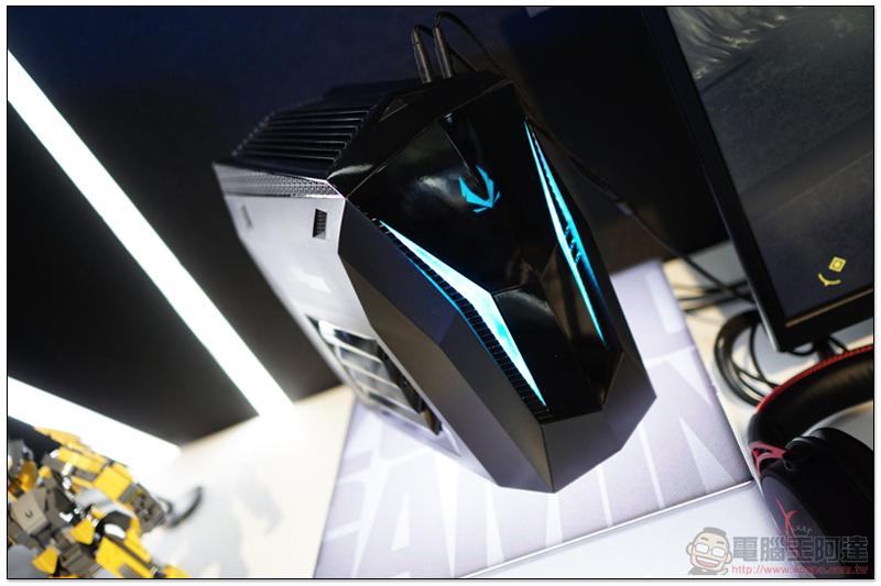 [ COMPUTEX 2018 ] 更輕巧燈光更炫的 VR 背包主機 ZOTAC VR GO 2.0 動手玩 - 電腦王阿達