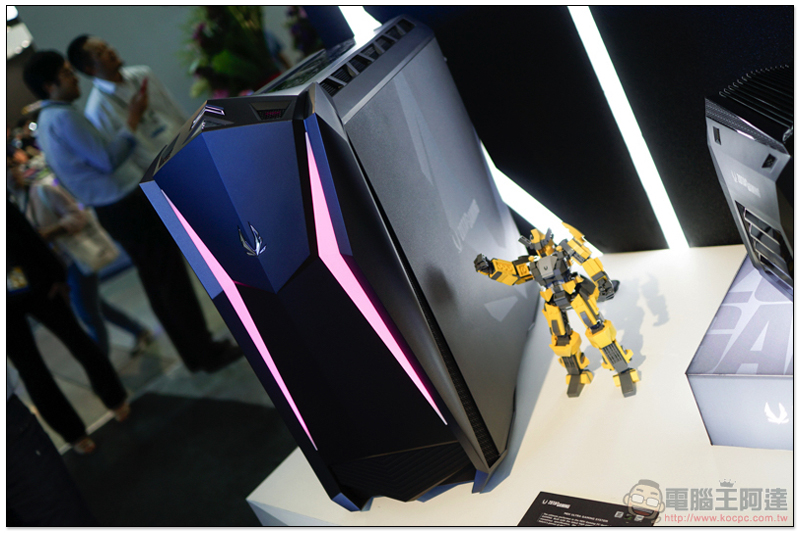 [ COMPUTEX 2018 ] 更輕巧燈光更炫的 VR 背包主機 ZOTAC VR GO 2.0 動手玩 - 電腦王阿達