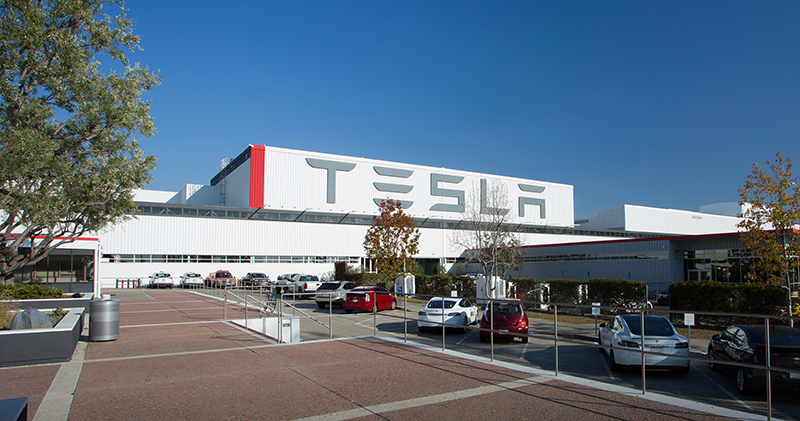 Tesla 組織重整