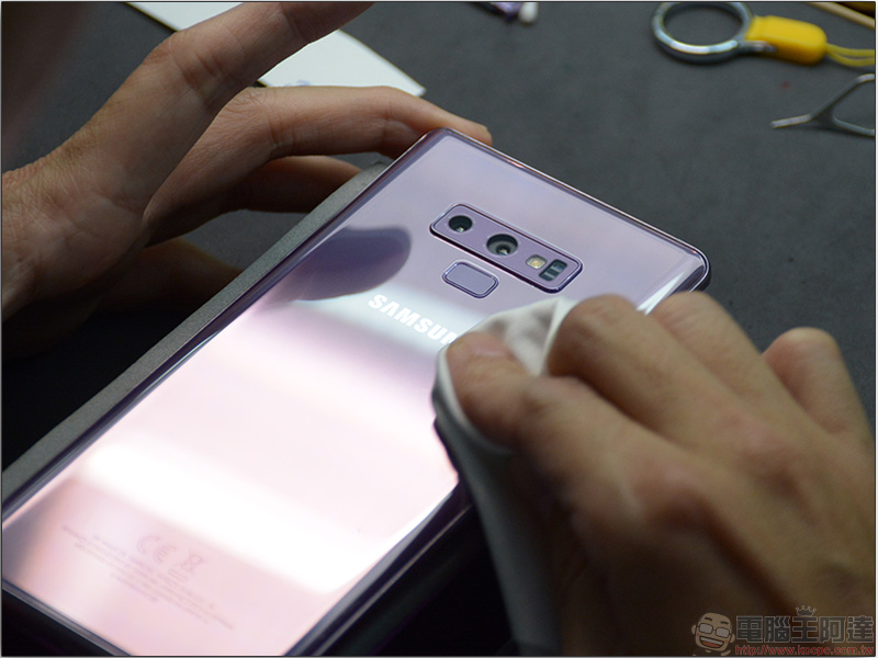 Samsung Galaxy Note 9 膜斯密碼 3D滿版強化玻璃保護貼+全機包膜 施工三部曲，讓你安心用新機 - 電腦王阿達