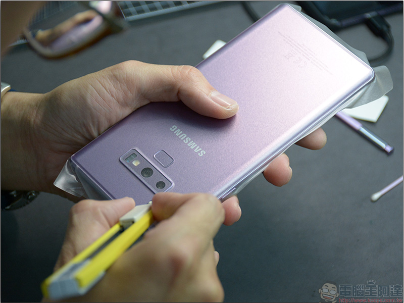 Samsung Galaxy Note 9 膜斯密碼 3D滿版強化玻璃保護貼+全機包膜 施工三部曲，讓你安心用新機 - 電腦王阿達