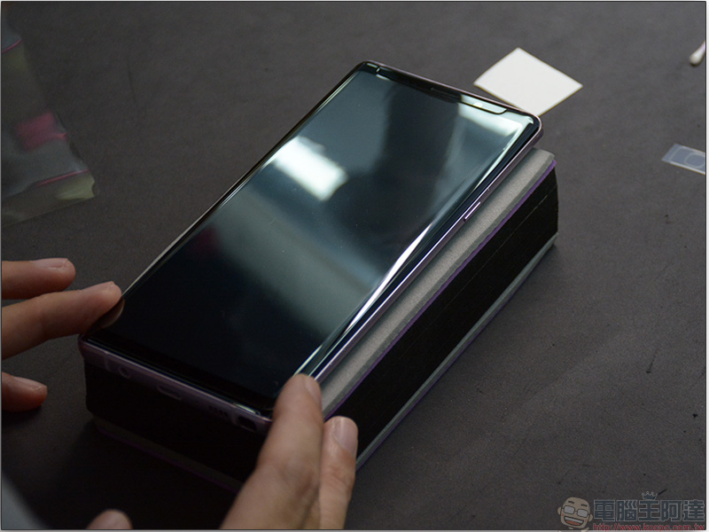 Samsung Galaxy Note 9 膜斯密碼 3D滿版強化玻璃保護貼+全機包膜 施工三部曲，讓你安心用新機 - 電腦王阿達