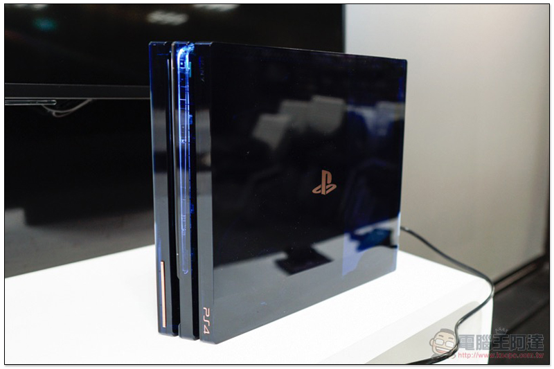 羨慕嫉妒恨， PlayStation 4 Pro 五億台紀念機 直接開箱給你看 - 電腦王阿達