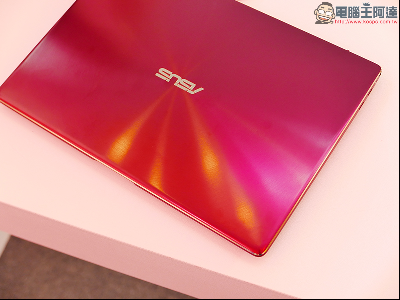 ASUS ZenBook S 勃艮第酒紅 新色正式發表，9/30 前購買 ZenBook S 系列就送 Alexandar King Chen 限量聯名手拿包 - 電腦王阿達