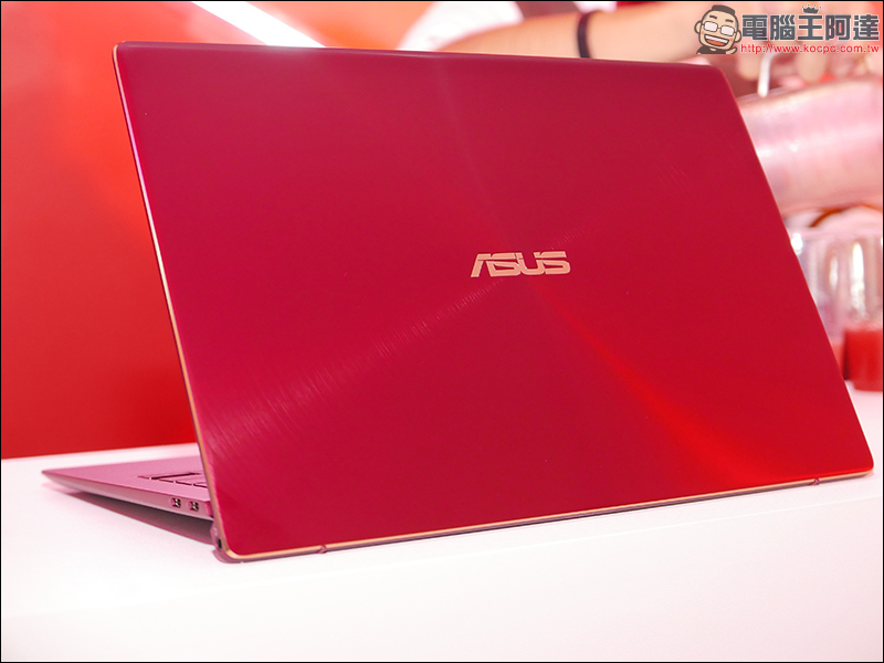 ASUS ZenBook S 勃艮第酒紅 新色正式發表，9/30 前購買 ZenBook S 系列就送 Alexandar King Chen 限量聯名手拿包 - 電腦王阿達