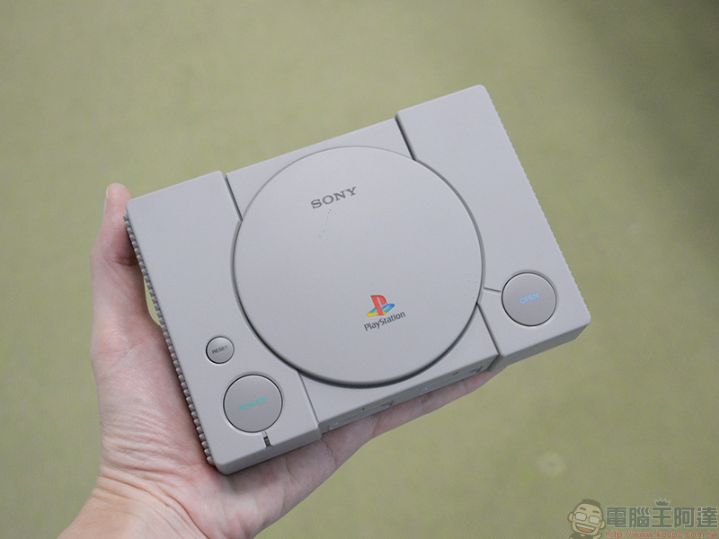 迷你復刻 PlayStation Classic 開箱啦！ 重溫情懷的小巧機身與復古遊戲 - 電腦王阿達