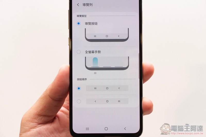 三星 Galaxy S10 系列發表動手玩，「可折疊」旗艦 Galaxy Fold 也如約正式降臨 - 電腦王阿達