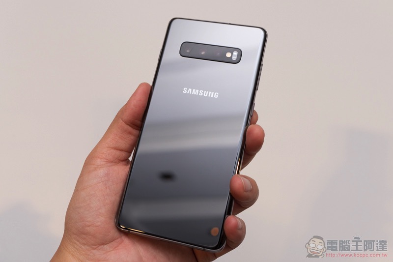 三星 Galaxy S10 系列發表動手玩，「可折疊」旗艦 Galaxy Fold 也如約正式降臨 - 電腦王阿達