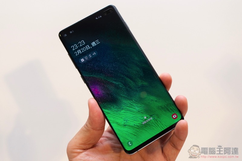 三星 Galaxy S10 系列發表動手玩，「可折疊」旗艦 Galaxy Fold 也如約正式降臨 - 電腦王阿達