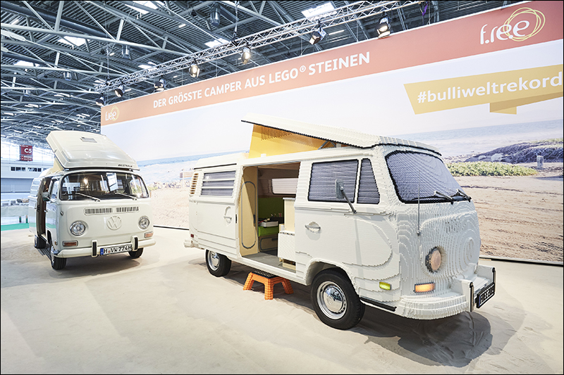 樂高版 Volkswagen T2 露營車 亮相，使用 40 萬個樂高積木組裝原車比例 - 電腦王阿達