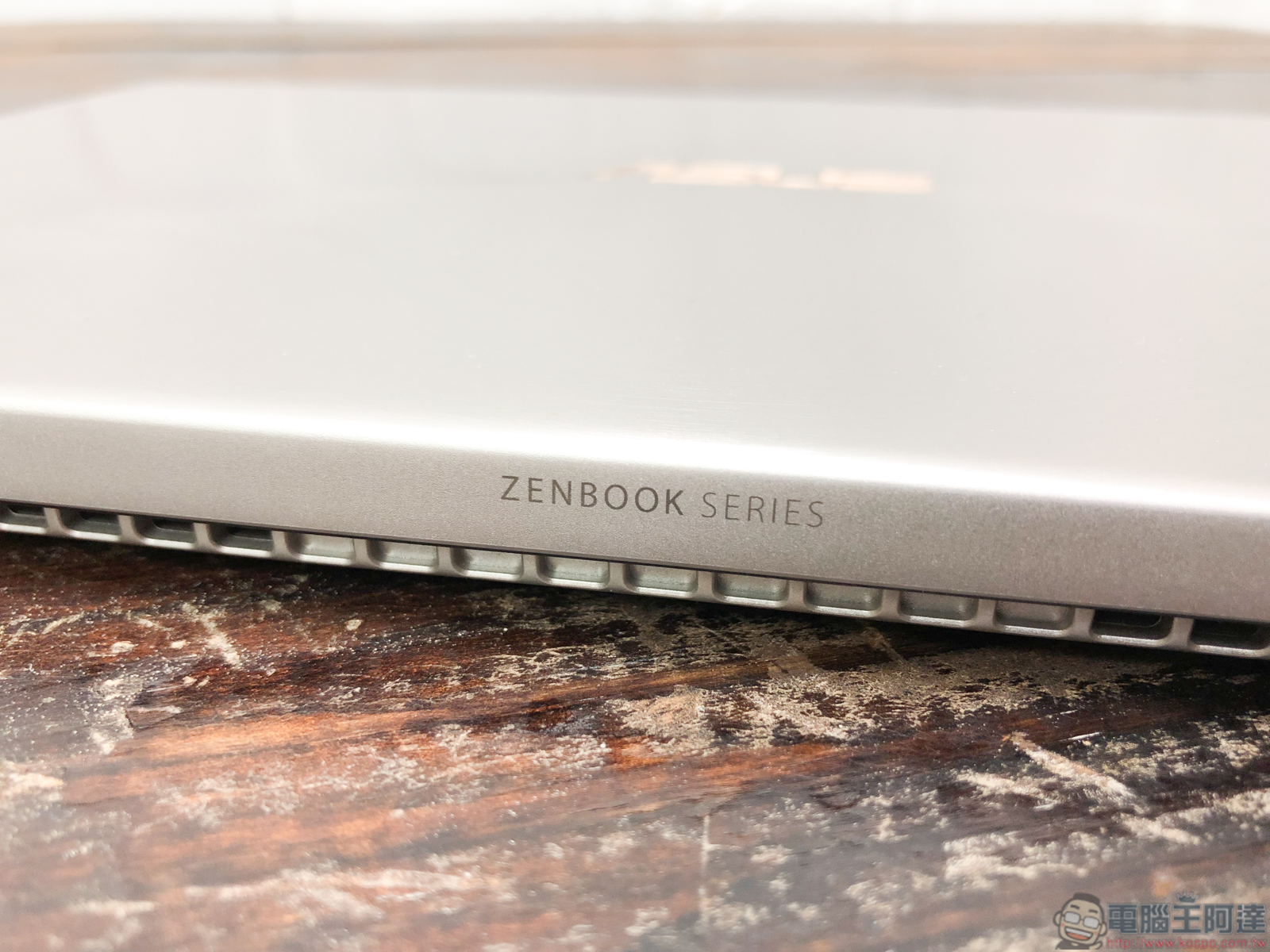 ASUS ZenBook 13 UX333 開箱 、評測，美˙力無邊！世界最迷你 13 吋筆電 - 電腦王阿達