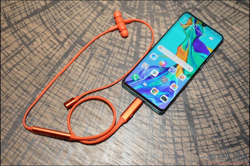 HUAWEI FreeLace 頸掛式無線耳機 發表，插在手機上即可為耳機充電（同場加映：FreeBuds Lite 真無線耳機等周邊配件同步亮相） - 電腦王阿達