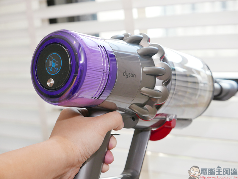 Dyson V11 Absolute 開箱 、評測、評價 最強無線吸塵器再進化，吸力更強、新增螢幕更實用 - 電腦王阿達