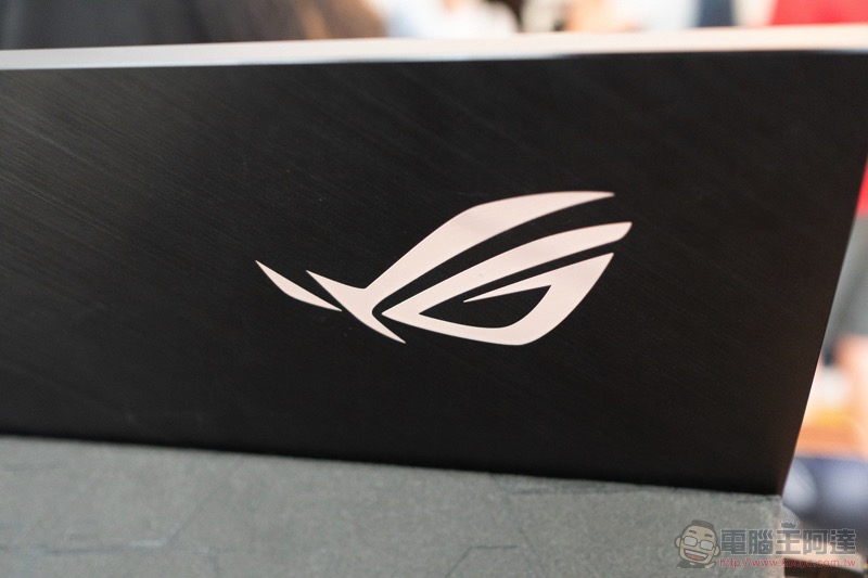 [ COMPUTEX 2019 ] 240Hz 電競螢幕也能「可攜」 ROG STRIX XG17 攜帶式螢幕發表動手玩 - 電腦王阿達