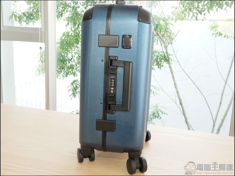 Carry-On Closet 2.0 登機箱 - 07