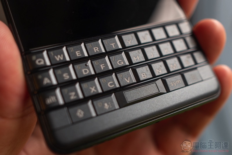 BlackBerry KEY2 LE 是黑莓重回台灣首發之作，實體鍵盤控快回來吧！（動手玩） - 電腦王阿達