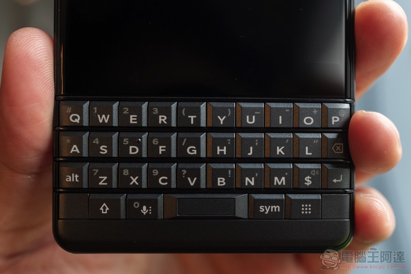 BlackBerry KEY2 LE 是黑莓重回台灣首發之作，實體鍵盤控快回來吧！（動手玩） - 電腦王阿達