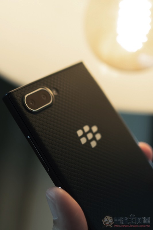 BlackBerry KEY2 LE 是黑莓重回台灣首發之作，實體鍵盤控快回來吧！（動手玩） - 電腦王阿達