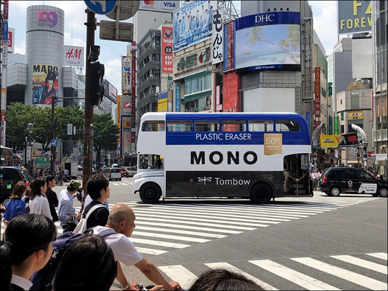 日本蜻蜓牌 MONO 橡皮擦 50 週年，期間限定塗裝巴士現身日本東京供免費搭乘 - 電腦王阿達