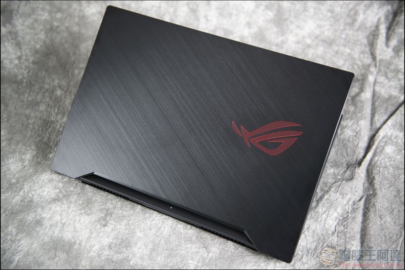 西裝暴徒的化身 輕薄電競筆電 ROG Zephyrus S GX502 開箱評測 - 電腦王阿達