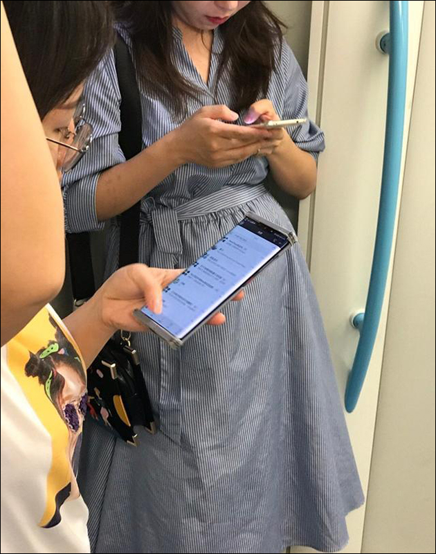 疑似 Huawei Mate 30 Pro 真機曝光 ！又一款旗艦機於發表前在地鐵車廂被捕獲 - 電腦王阿達