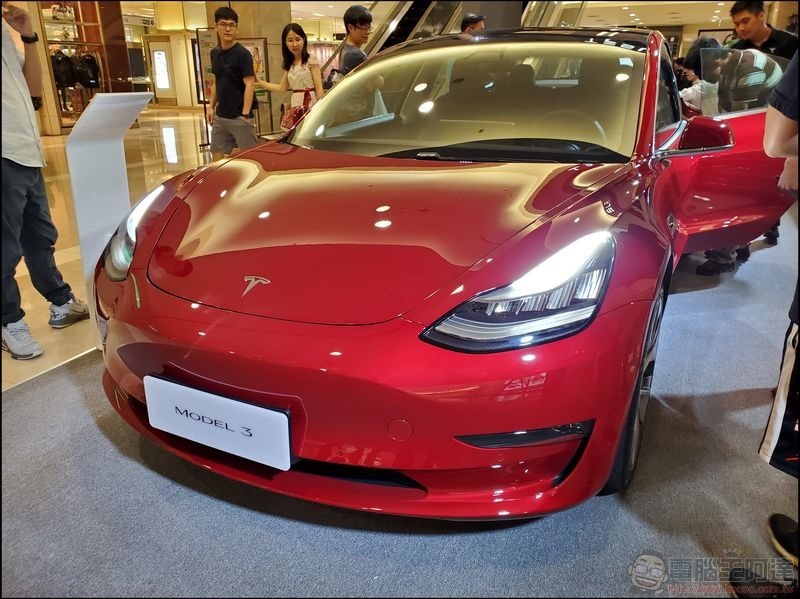 TESLA Model 3 -04