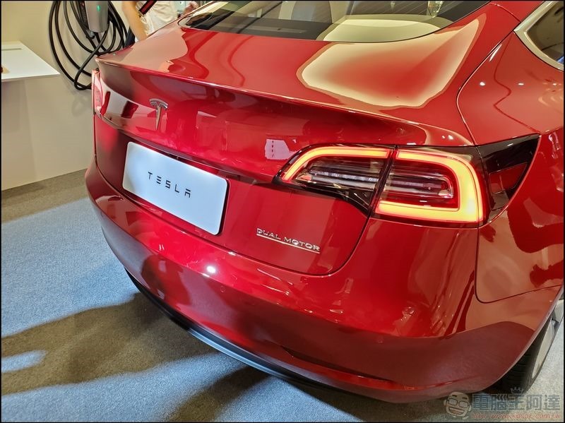 TESLA Model 3 -10