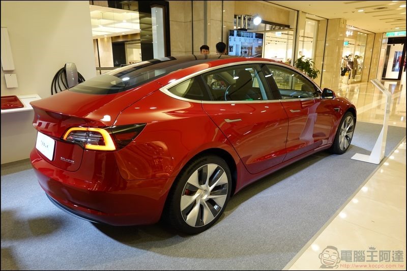 TESLA Model 3 -37