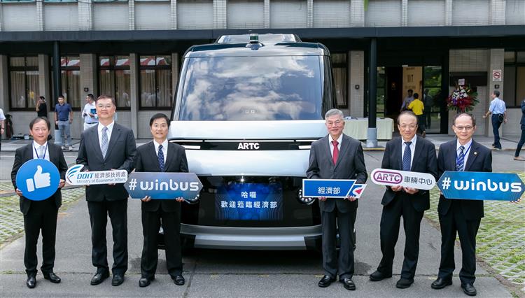 MIT自駕電動小型巴士「 WinBus 」正式公開 將於彰濱工業區先行運駛 - 電腦王阿達