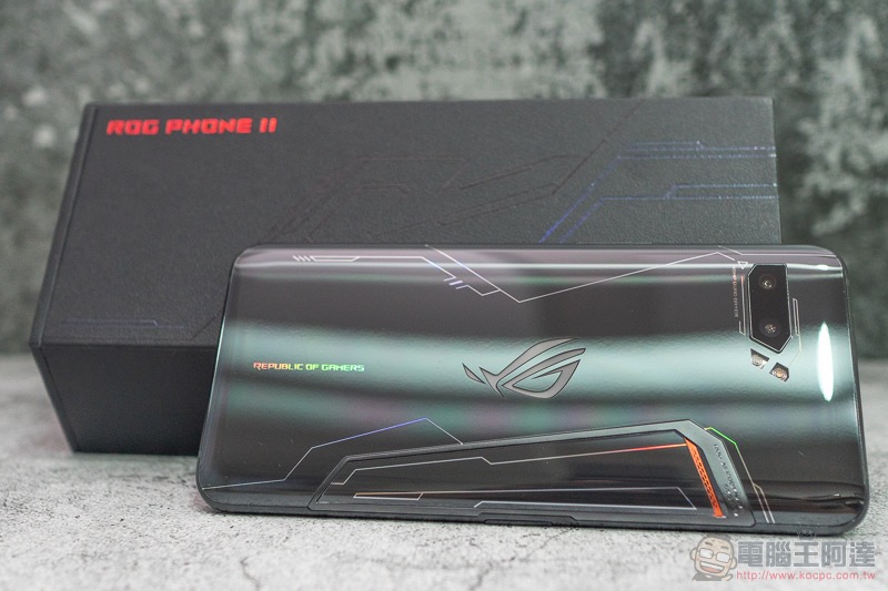 電競手機的完全體 ROG Phone II 大全套 開箱 動手玩（評價 評測 跑分） - 電腦王阿達