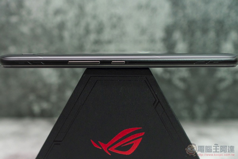 電競手機的完全體 ROG Phone II 大全套 開箱 動手玩（評價 評測 跑分） - 電腦王阿達