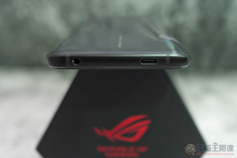 電競手機的完全體 ROG Phone II 大全套 開箱 動手玩（評價 評測 跑分） - 電腦王阿達