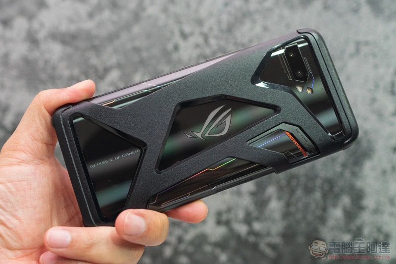 電競手機的完全體 ROG Phone II 大全套 開箱 動手玩（評價 評測 跑分） - 電腦王阿達