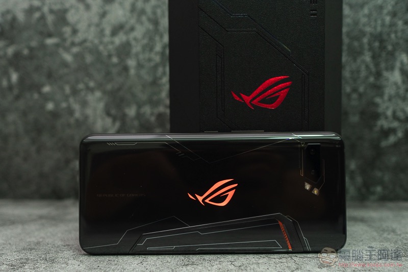 電競手機的完全體 ROG Phone II 大全套 開箱 動手玩（評價 評測 跑分） - 電腦王阿達