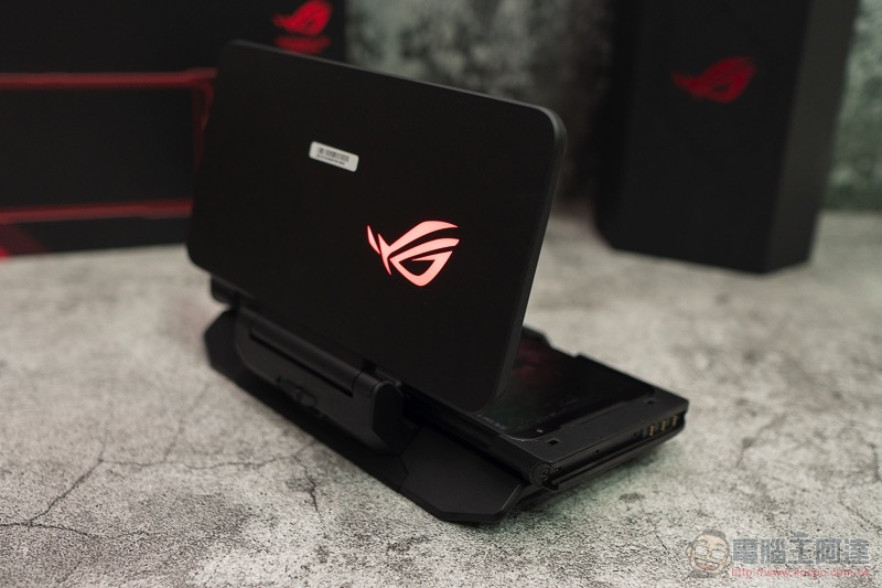 電競手機的完全體 ROG Phone II 大全套 開箱 動手玩（評價 評測 跑分） - 電腦王阿達