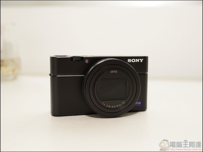 終極 Vlog 機 SONY ZV-1 洩漏 ：大光圈變焦 1 吋感光元件、翻轉螢幕、3.5mm 外接都給你了 - 電腦王阿達