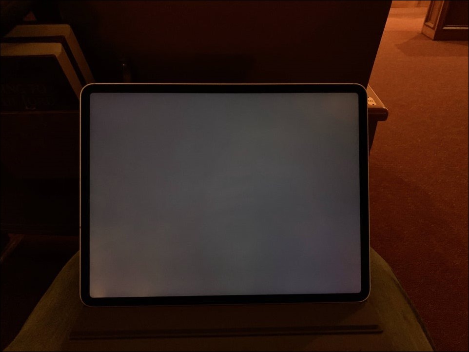 Backlight-Bleeding-iPad