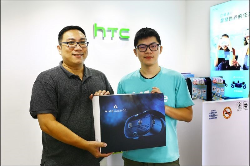 HTC新聞照片(首波購買HTC VIVE Cosmos消費者)