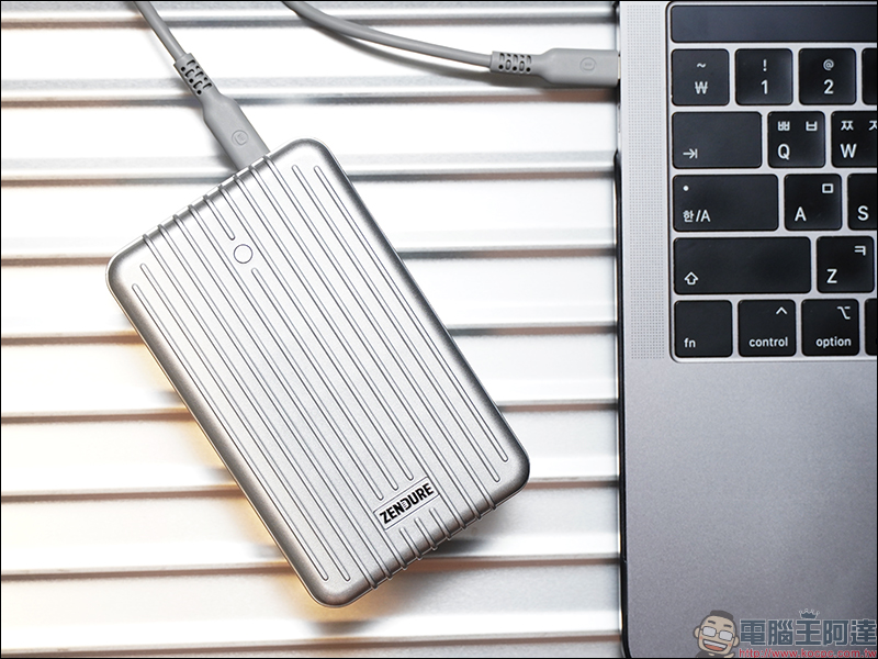 Zendure SuperTank 地表最強行動電源 開箱動手玩：27,000mAh 、USB-C PD(100W+60W)雙輸出、可充筆電、可帶上飛機（同場加映：Zendure 多款強悍充電配件） - 電腦王阿達