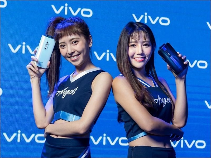 【新聞照片7】vivo邀請富邦啦啦隊人氣隊員，體驗全新V17 Pro。