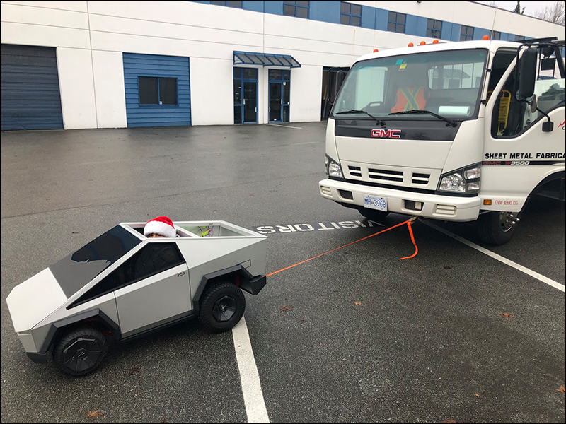 迷你版Tesla Cybertruck ？國外超狂老爸親手為孩子打造 Cybertruck 電動車，還能拖動賓士 R-Class 實車 - 電腦王阿達