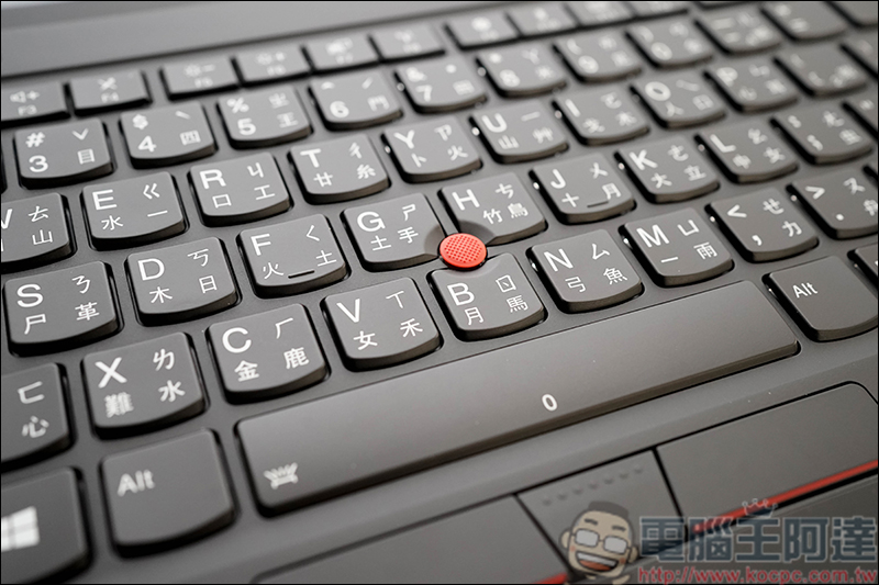 Lenovo ThinkPad X1 Carbon 7th 開箱，只有一公斤出頭的高效能軍規Ultrabook - 電腦王阿達