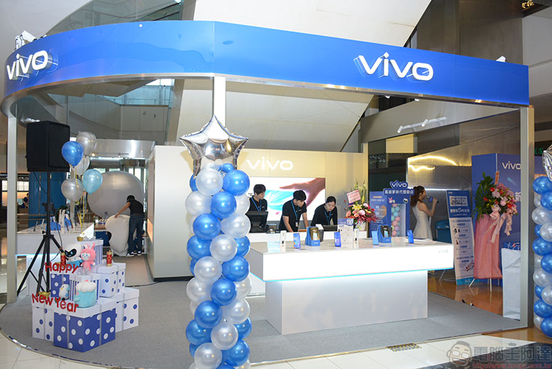 全台第一家 vivo 體驗店 落腳高雄夢時代，開幕期間「五利全開」！ - 電腦王阿達